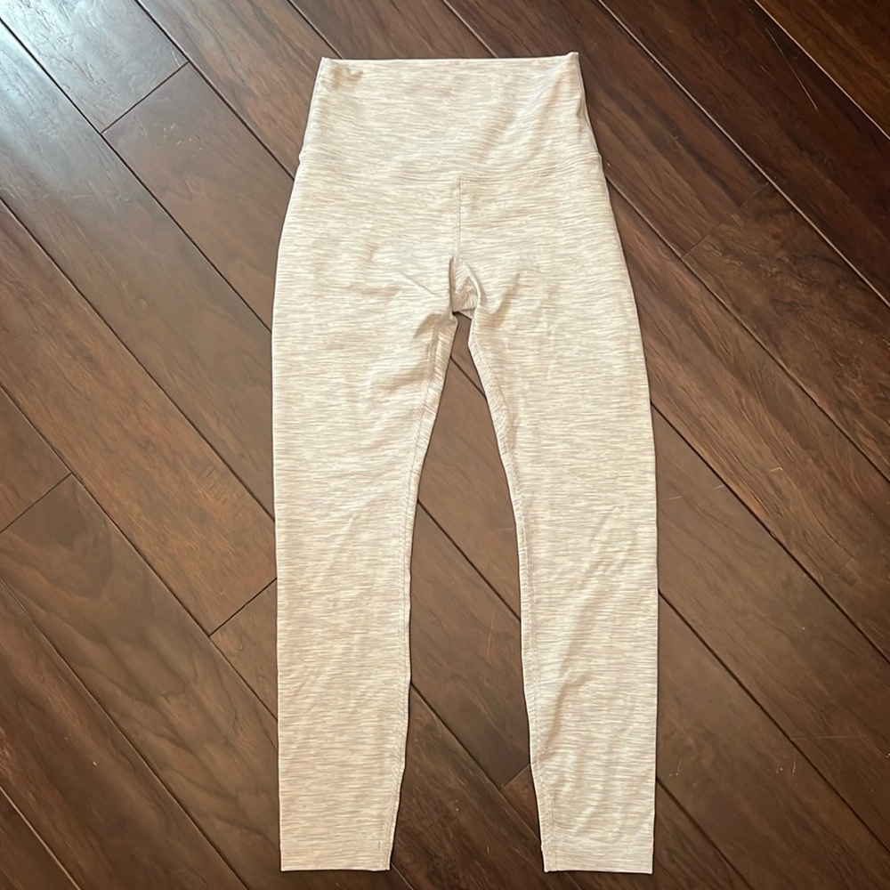 Lululemon aligns size 6